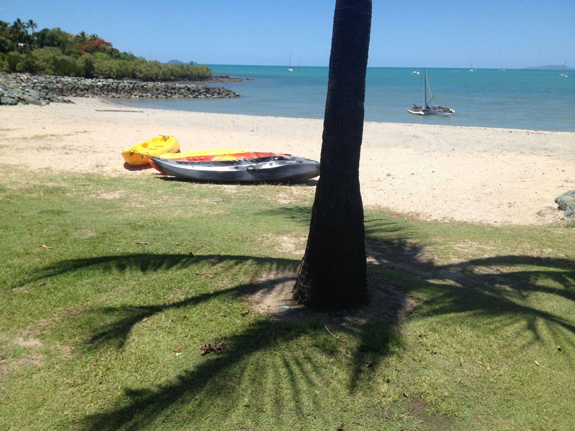 Colonial Court Beachfront Motel & Holiday Stay Airlie Beach Exterior foto