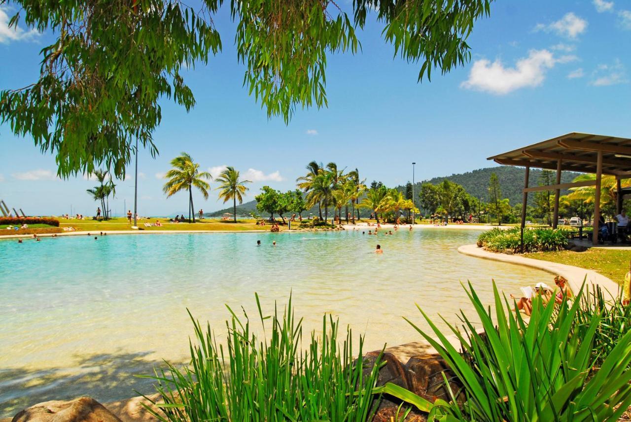 Colonial Court Beachfront Motel & Holiday Stay Airlie Beach Exterior foto
